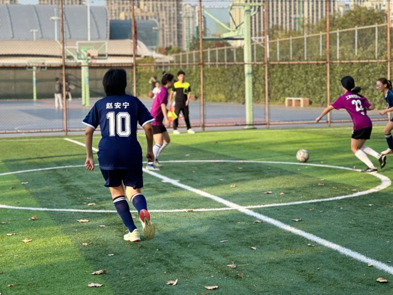 球场风采:运动员在比赛中的精彩表现 球场风采:运动员在比赛中的精彩表现