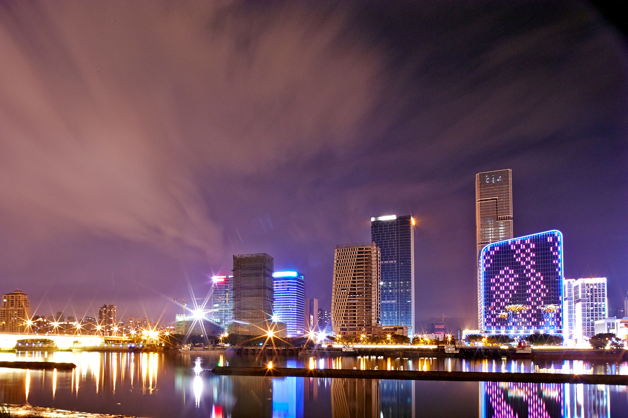 夜幕降临：灯火辉煌的夜间比赛