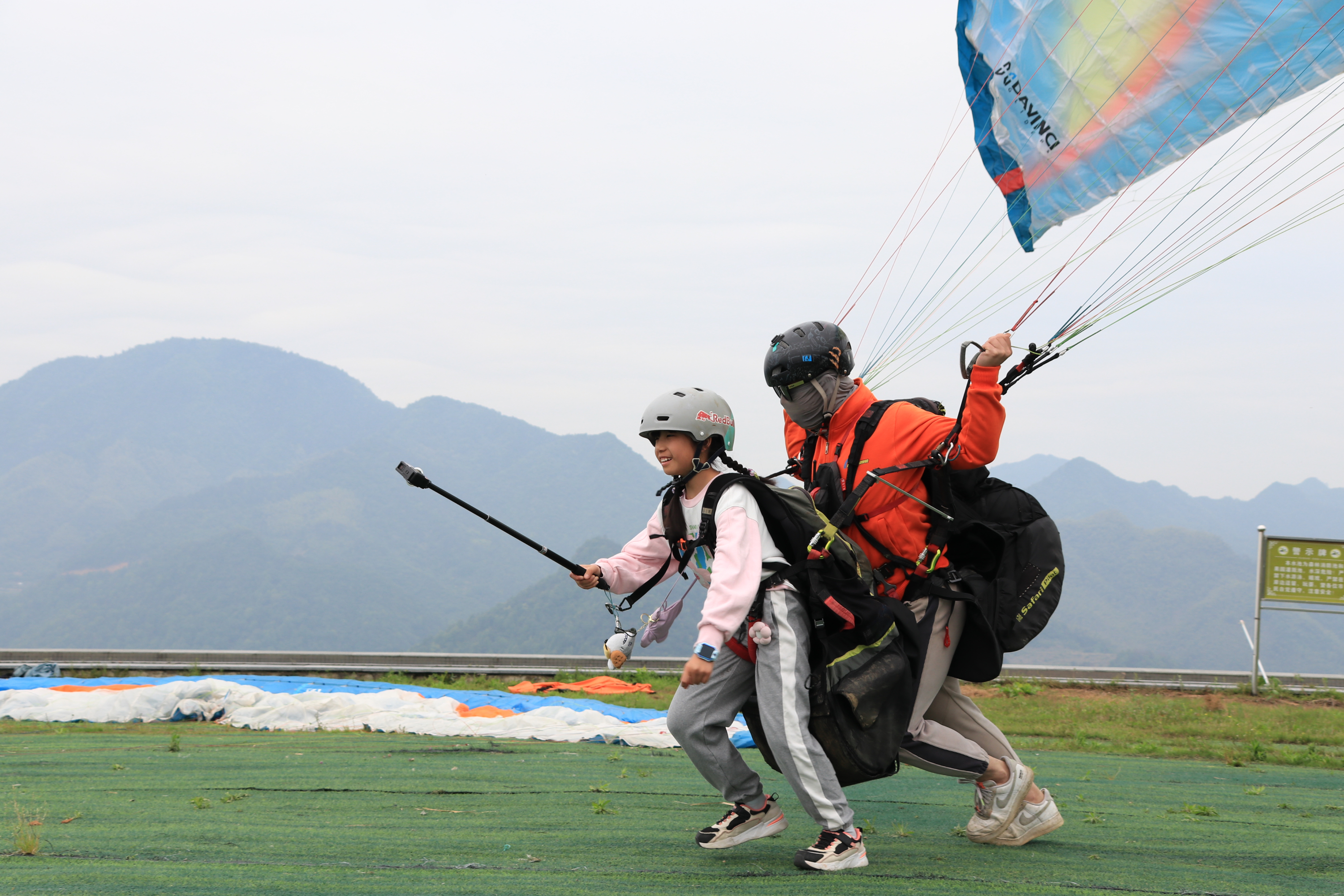 蓝天滑翔伞赛,空中遨游的极限体验的简单介绍 蓝天滑翔伞赛,空中遨游的极限体验的简单介绍