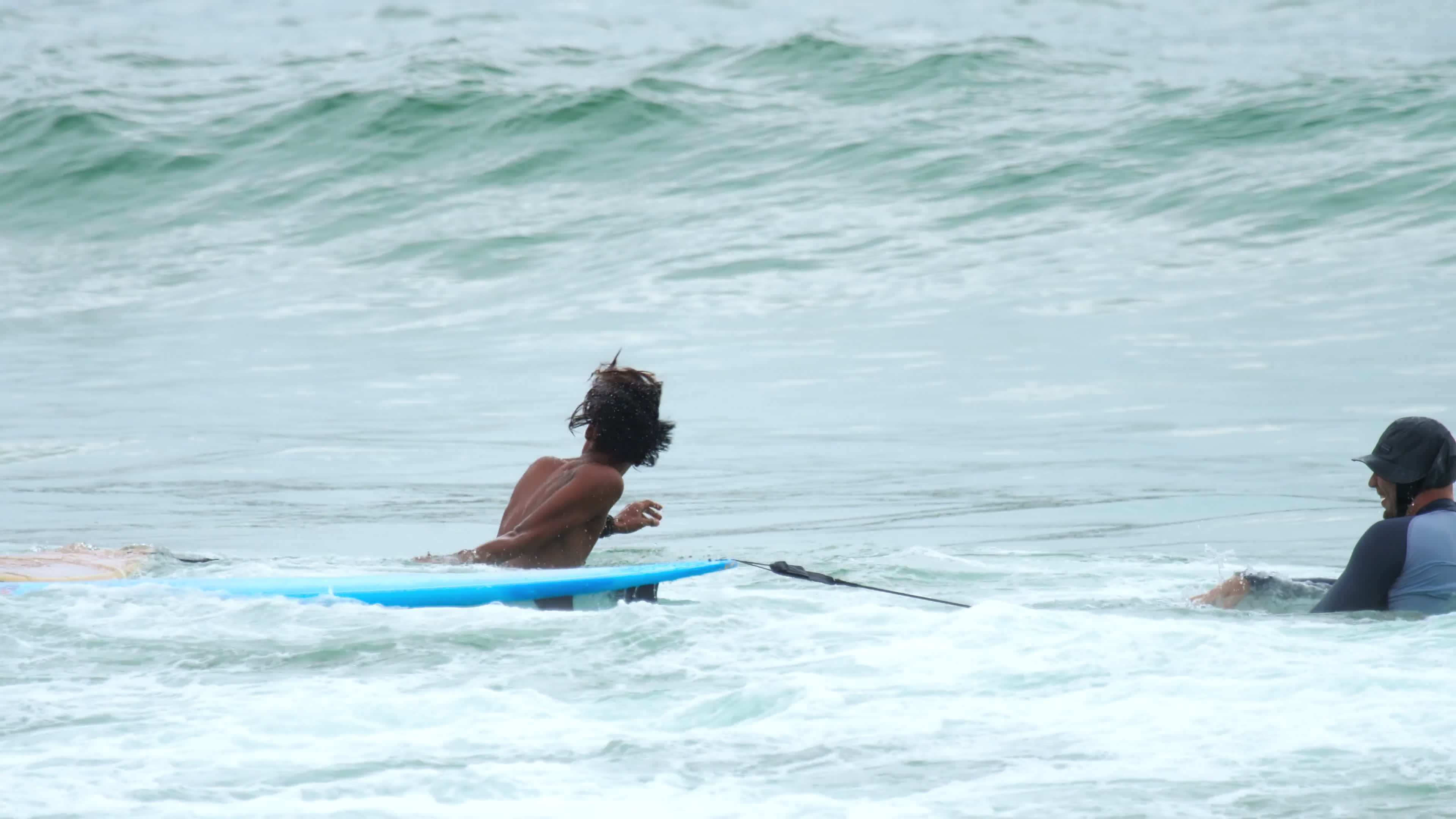 沙滩冲浪赛，海浪上的青春燃烧的简单介绍